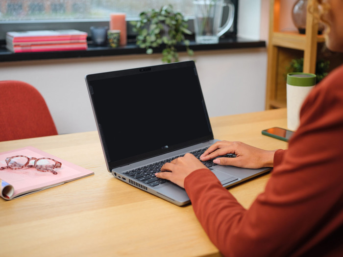 Trust Primo Privacy Filter for 15.6-inch Laptops product in use