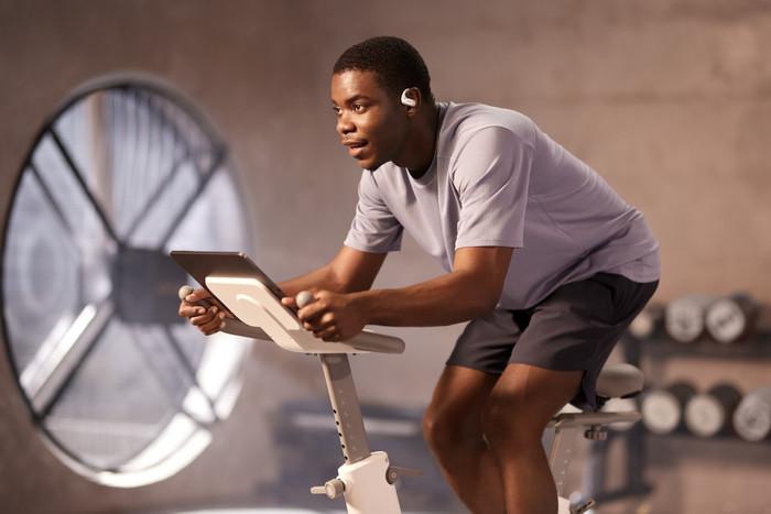 Shokz OpenFit Air Wit product in gebruik