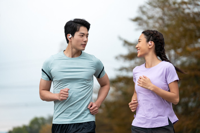 Shokz OpenFit Air Wit product in gebruik