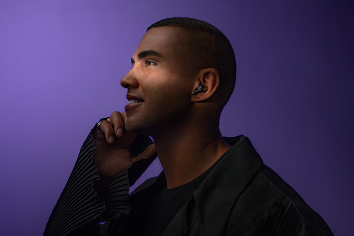 Moto Buds Plus Zwart product in gebruik