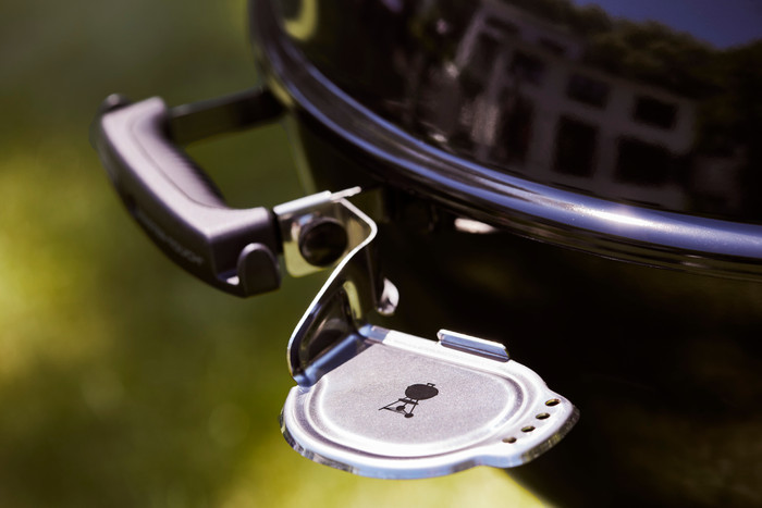 Weber Master Touch Premium E-5770 Zwart product in gebruik