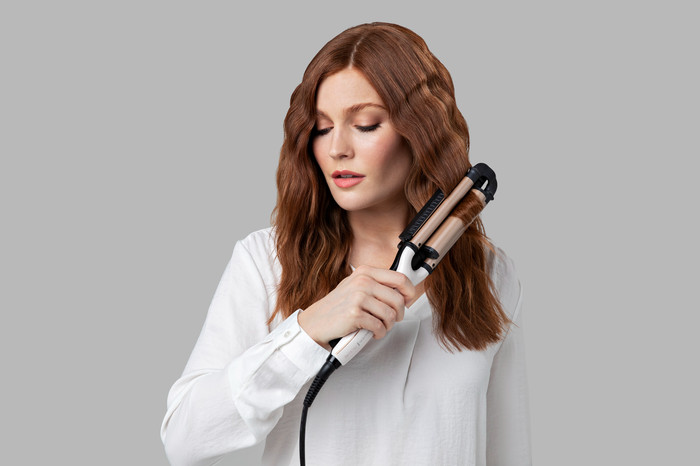 Remington PROluxe 4-in-1 Adjustable Waver CI91AW product in use