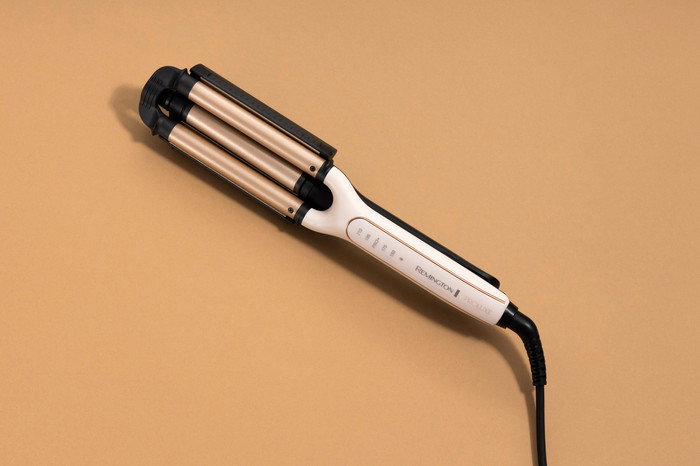 Remington PROluxe 4-in-1 Adjustable Waver CI91AW product in use