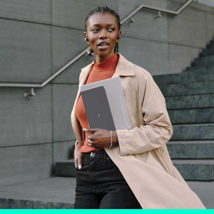 Logitech Keys-To-Go 2 Graphite AZERTY product in use