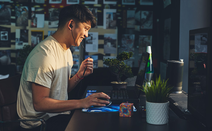 JBL Quantum 50C Black product in use