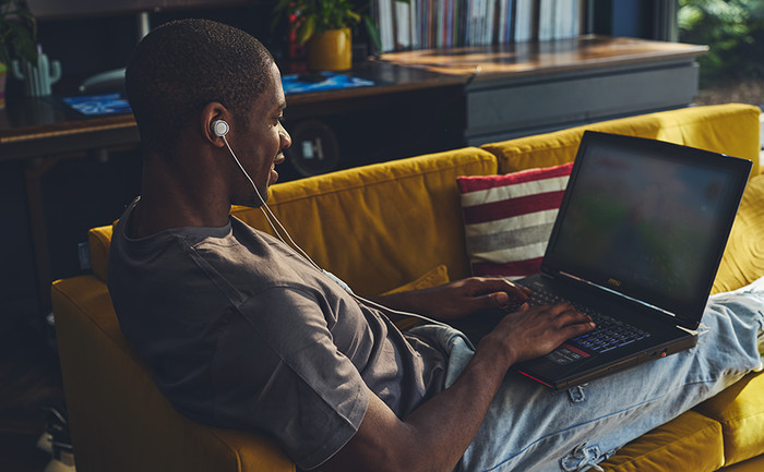 JBL Quantum 50C White product in use