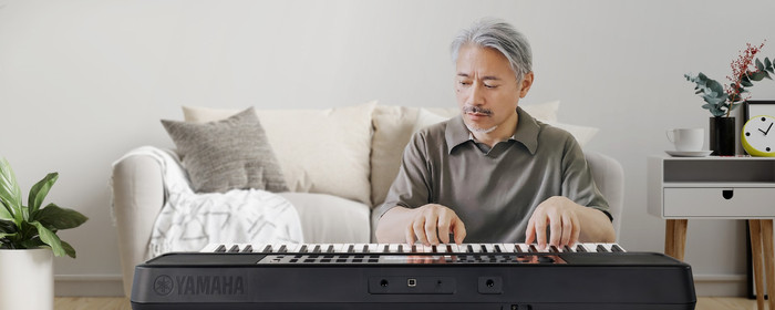 Yamaha PSR-383 product in use