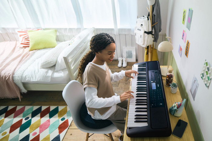 Yamaha PSR-383 product in use