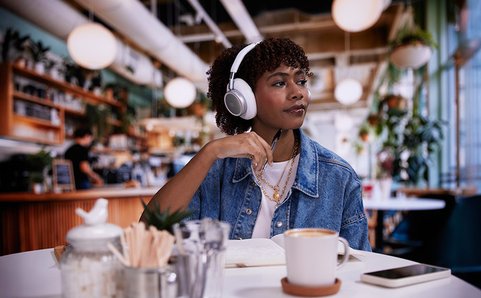 JBL Live 780NC Orange product in use