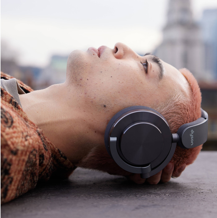 Dyson OnTrac Copper + ear cushion Black + ear cup Blue product in use