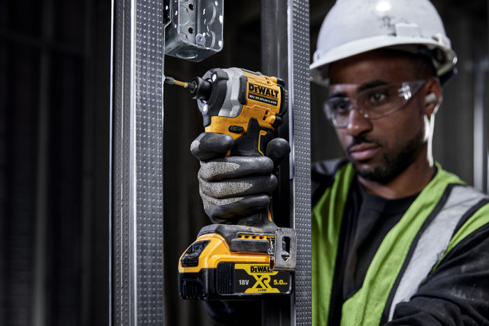 DeWalt DCF850NT-XJ (zonder accu) product in gebruik