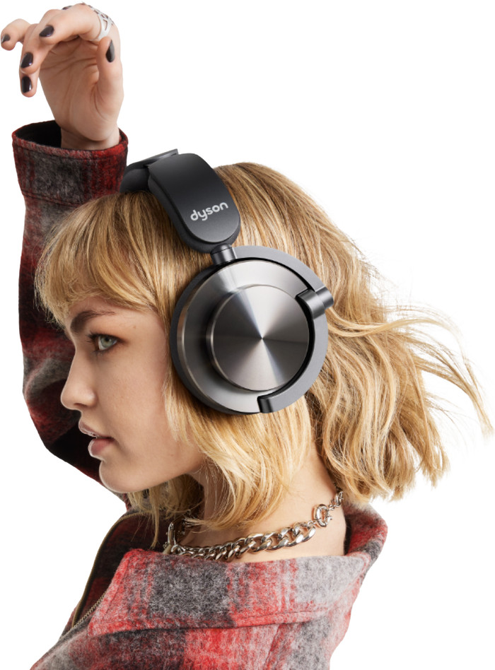 Dyson OnTrac Zwart Nikkel Outer Cap product in gebruik