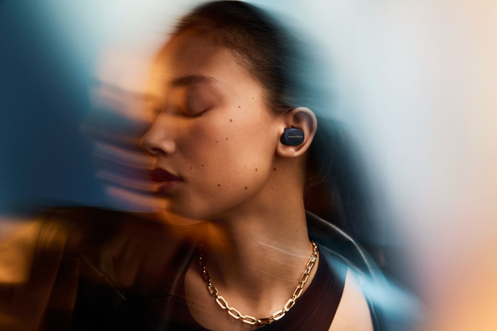 Bowers & Wilkins Pi8 Blue product in use