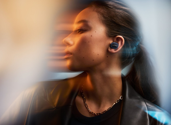 Bowers & Wilkins Pi8 Blue product in use