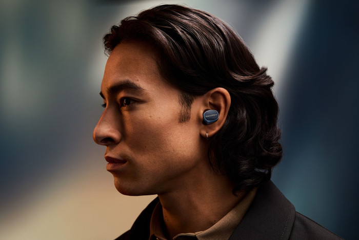 Bowers & Wilkins Pi8 Blue product in use