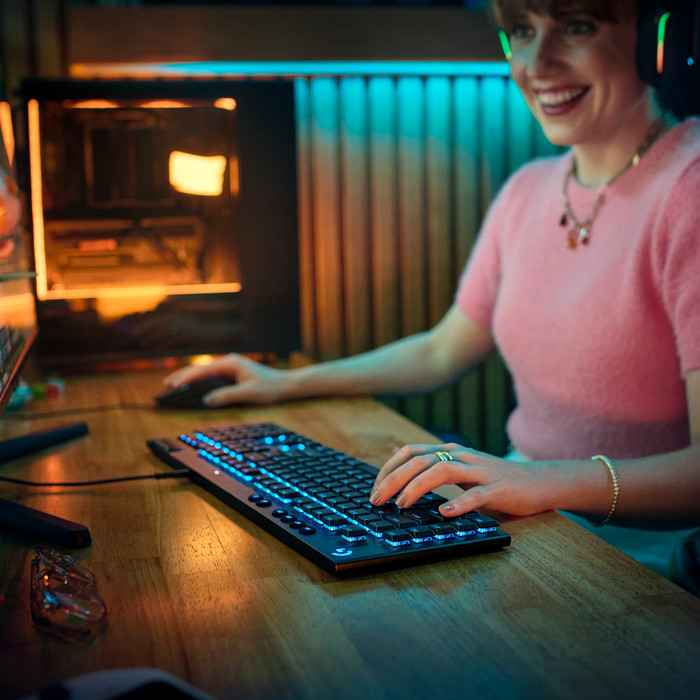 Logitech G915 X LIGHTSPEED Gaming Keyboard AZERTY Black product in use