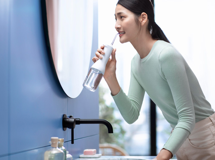 Philips Sonicare DiamondClean 9000 HX3886/41 + Power Flosser product in use