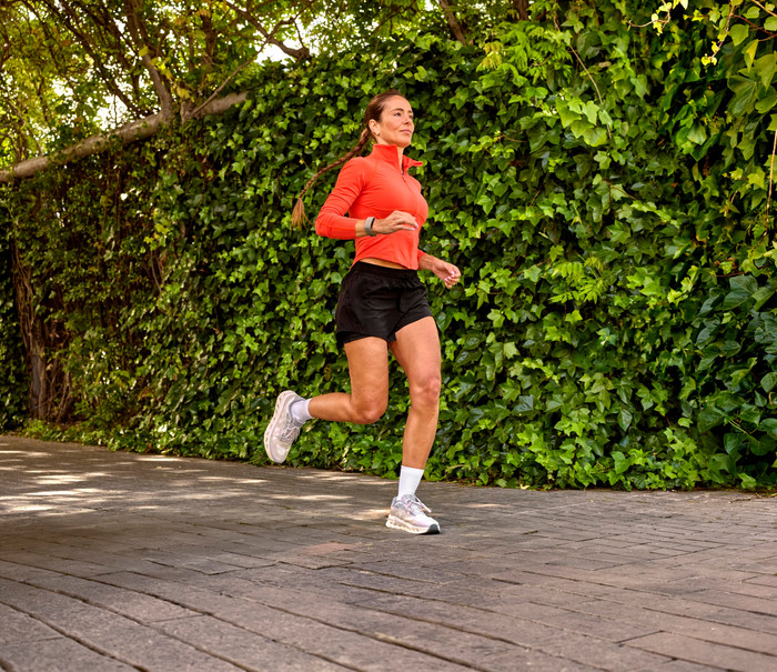 Garmin CIRQA Smart Band L/XL Grijs product in gebruik
