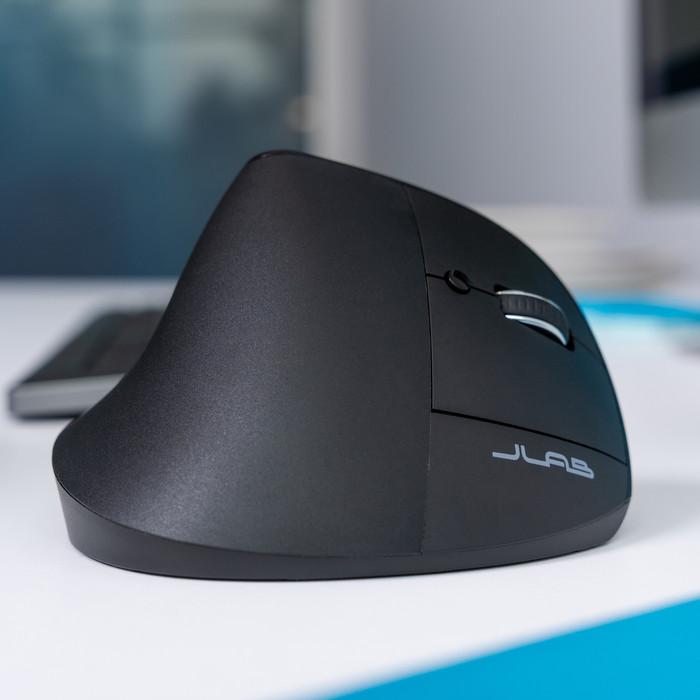 JLAB JBuds Draadloze Ergonomische Bluetooth Muis product in gebruik