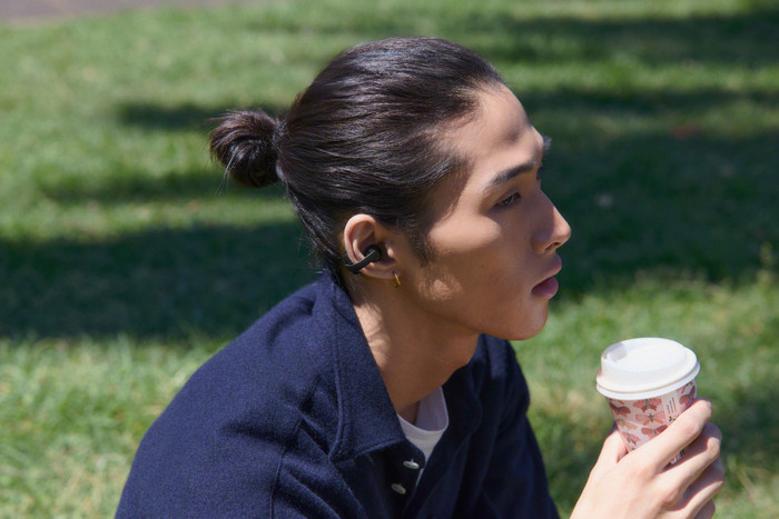 Sony Linkbuds Clip Zwart product in gebruik