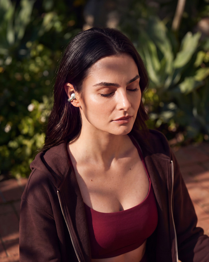 Soundcore AeroClip 2 White product in use