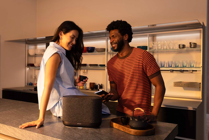 Denon Home 400 Zwart product in gebruik