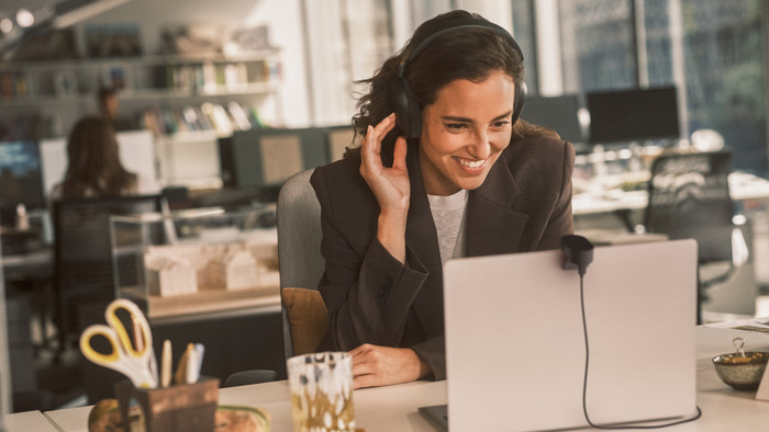 Jabra Evolve3 85 UC Link390c Draadloze Office Headset Zwart product in gebruik