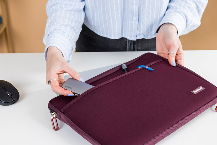 BlueBuilt Laptop Sleeve Width 32cm 13 - 14 inches Red product in use