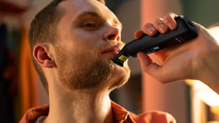 Philips OneBlade Pro 360 QP6542/15 Face & Body Black product in use