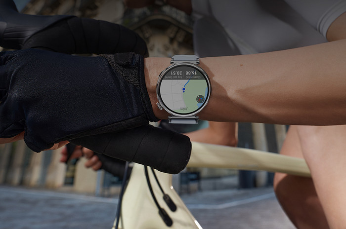 Huawei Watch GT5 Zilver/Blauw 46mm product in gebruik