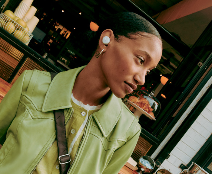 Bose QuietComfort Earbuds Crème product in gebruik