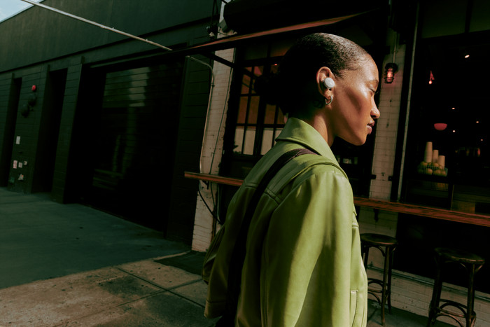 Bose QuietComfort Earbuds Crème product in gebruik