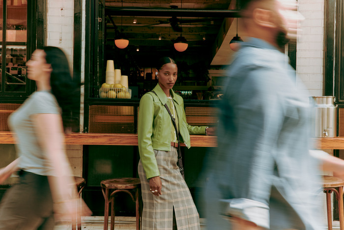 Bose QuietComfort Earbuds Crème product in gebruik