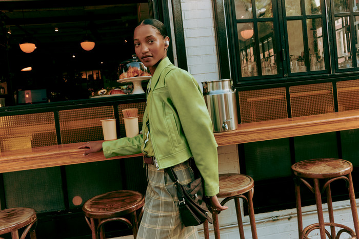 Bose QuietComfort Earbuds Crème product in gebruik