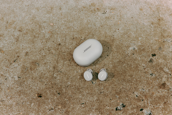 Bose QuietComfort Earbuds Crème product in gebruik