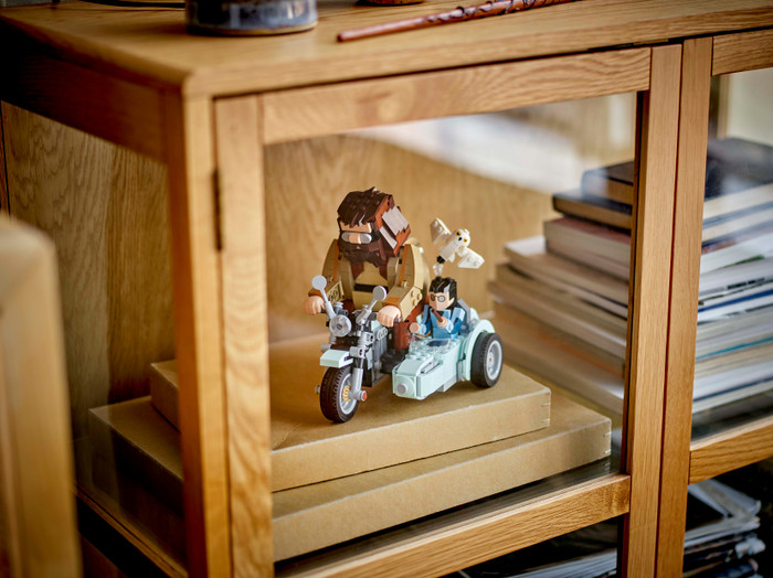 LEGO Harry Potter Hagrid en Harry's Rit op de Motor 76443 product in gebruik