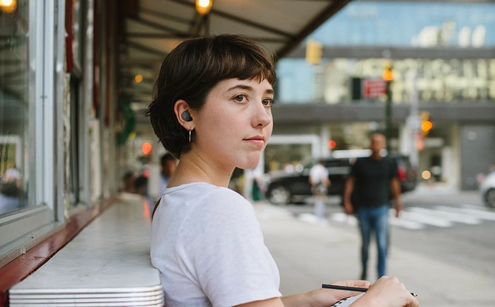 JBL Wave Buds 2 Zwart product in gebruik