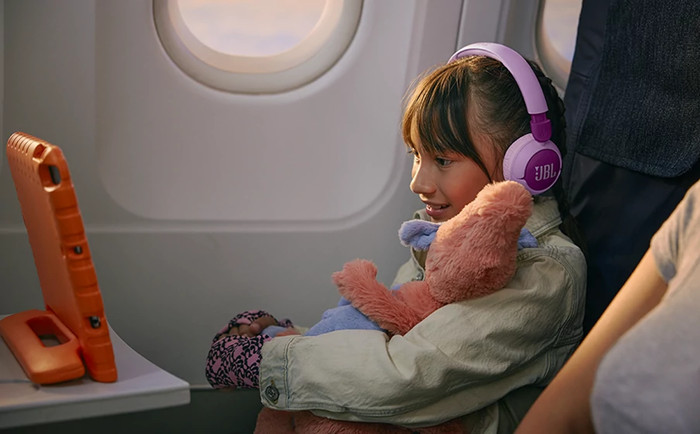 JBL JR320BT Purple + Charger product in use