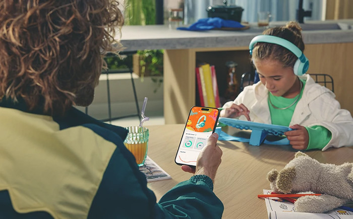 JBL JR320BT Green + Charger product in use