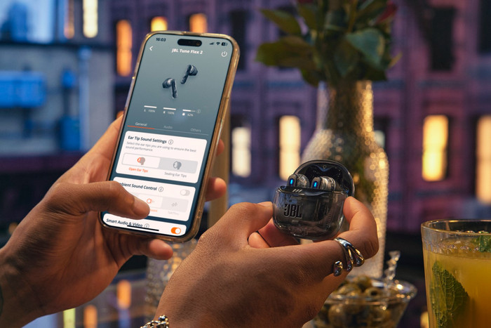 JBL Tune Flex 2 Ghost Black product in use