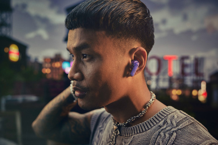 JBL Tune Flex 2 Ghost Paars product in gebruik