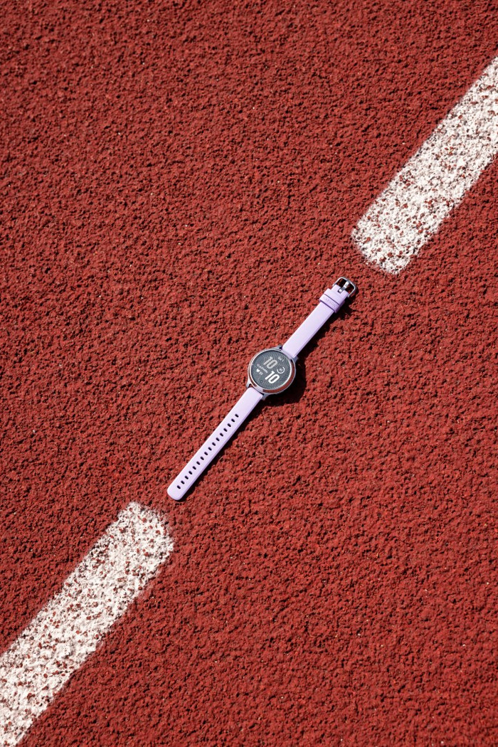 Garmin Lily 2 Active Zilver/Paars product in gebruik