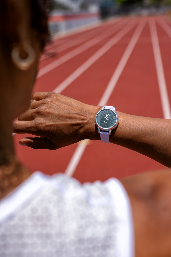 Garmin Lily 2 Active Zilver/Paars product in gebruik