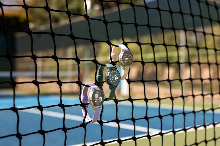 Garmin Lily 2 Active Zilver/Paars product in gebruik