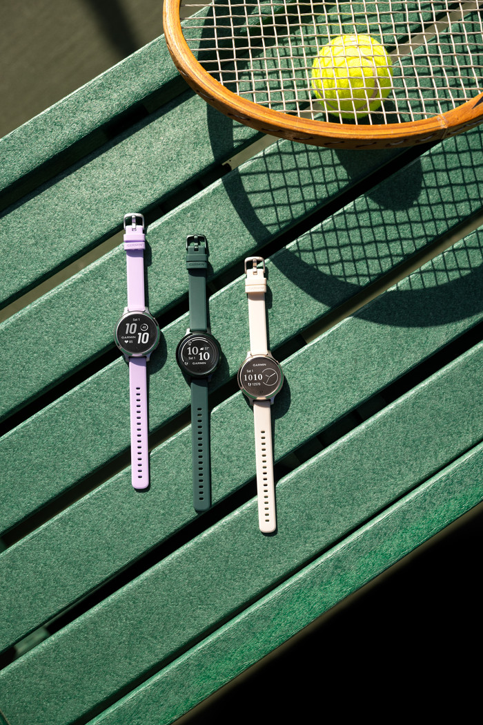 Garmin Lily 2 Active Zilver/Paars product in gebruik