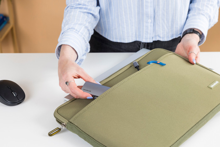 BlueBuilt Laptophoes breedte 37 cm 15-16 inch S Groen visual Coolblue 2