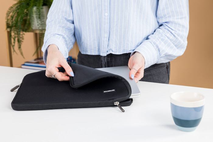 BlueBuilt Laptop Sleeve for Apple MacBook Air 13 inches Black visual Coolblue 2