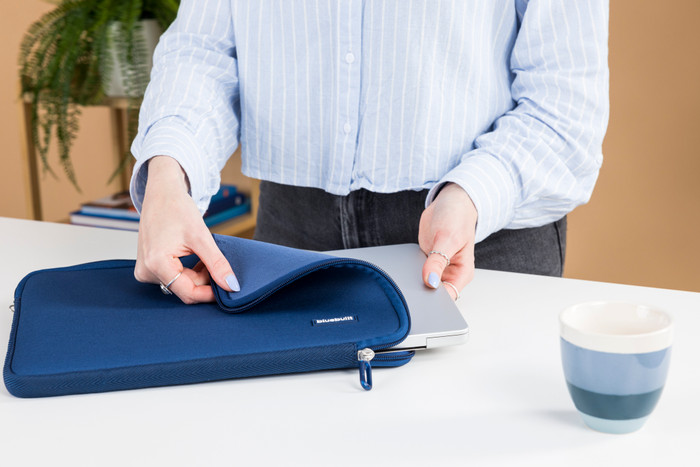 BlueBuilt Laptophoes voor Apple MacBook Pro 14 inch Blauw visual Coolblue 2