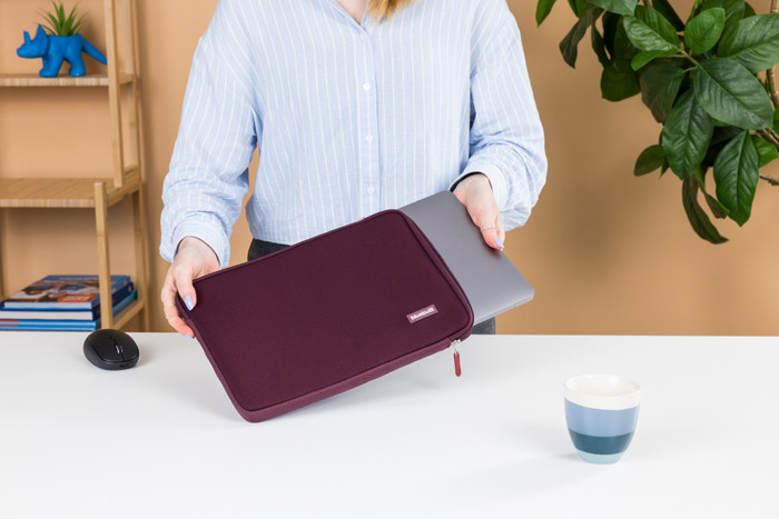 BlueBuilt Laptop Sleeve for Apple MacBook Air 13 inches Red visual Coolblue 3