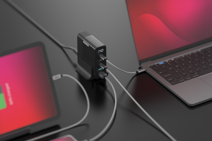 Sitecom 140W Power Delivery Desktop Charger with LED Display product in use